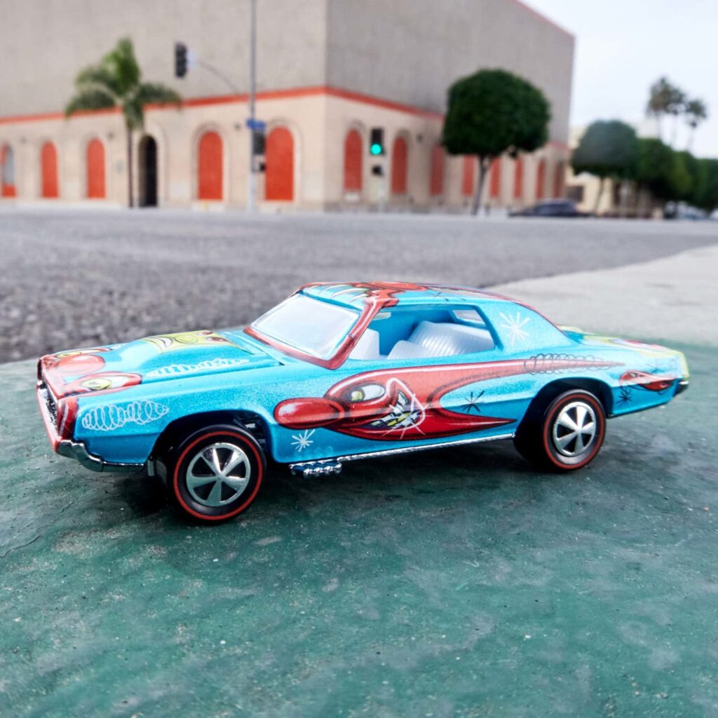 Hot Wheels x Kenny Scharf Custom T-Bird en color turquesa